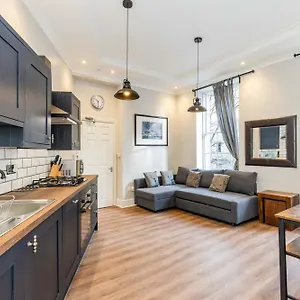 3 Bedroom Victorian Apartment-6 Beds-free Street Parking Appartement