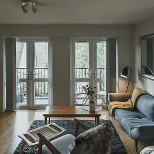  Apartment Stylish Flat With Pool And Terrace Großbritannien